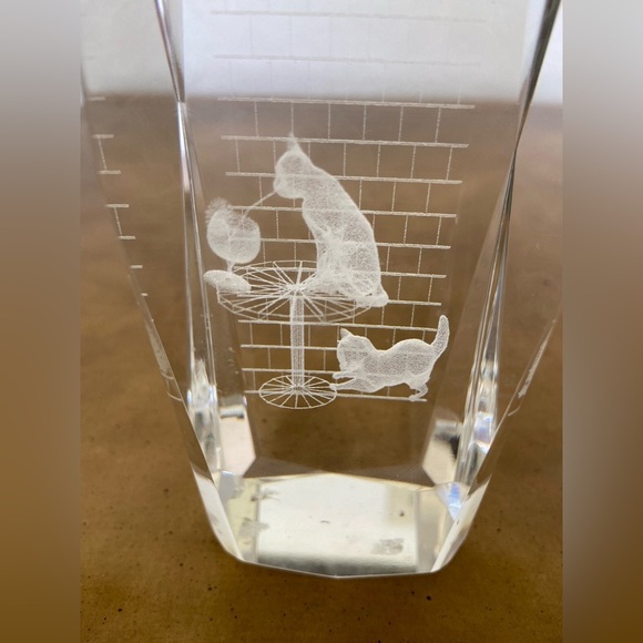 Vintage Tall Laser Etched 3D Crystal Glass Paperweight 3 Kittens Cats Playing 6" - Picture 5 of 9